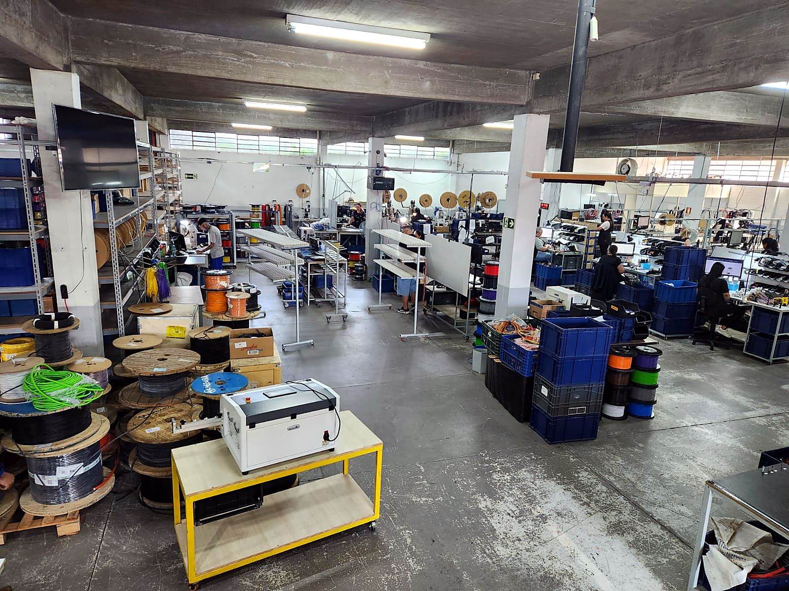 Área de produção de chicotes elétricos da RR Vision em Caxias do Sul
