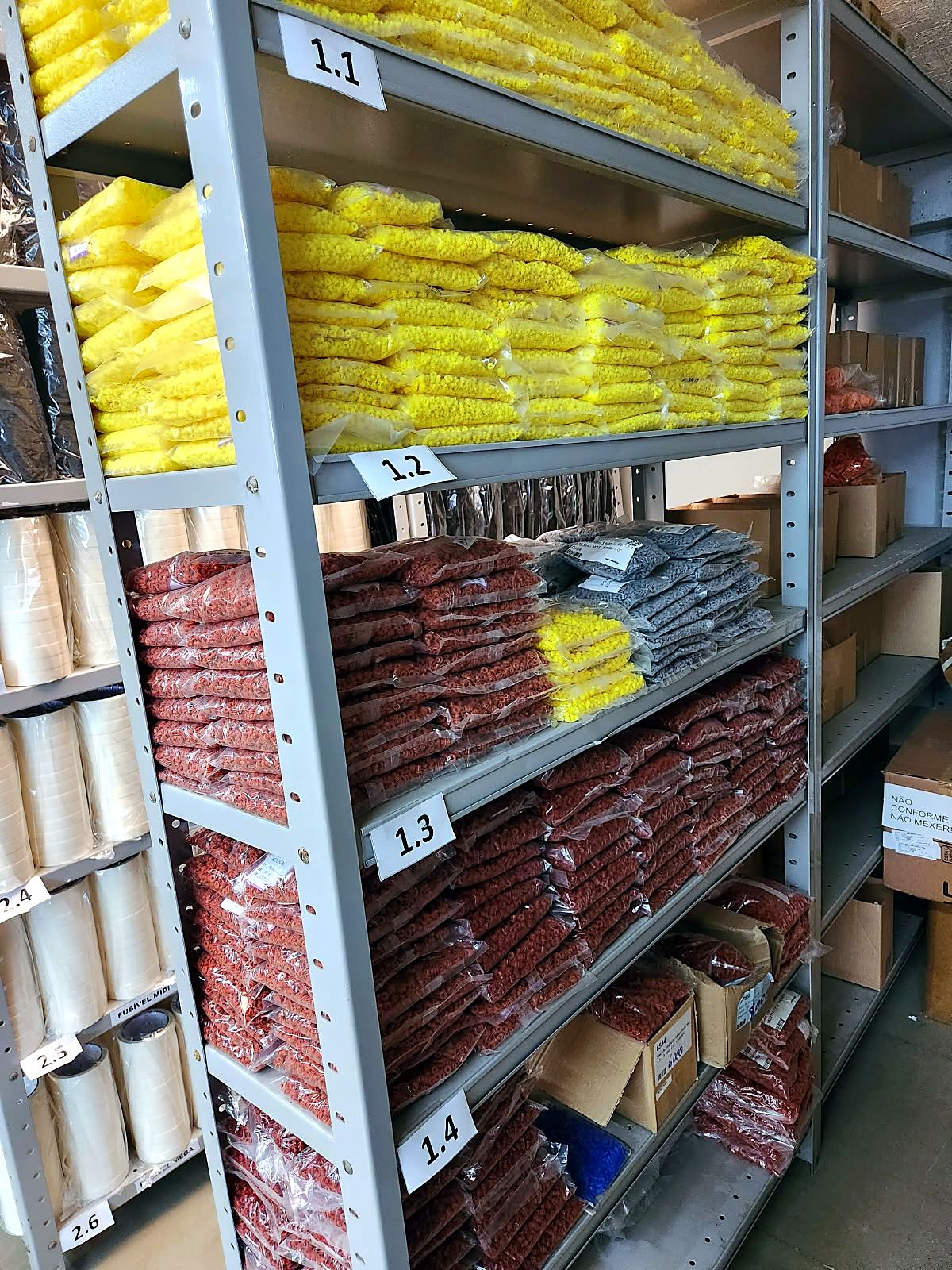 Estoque de componentes organizado em prateleiras