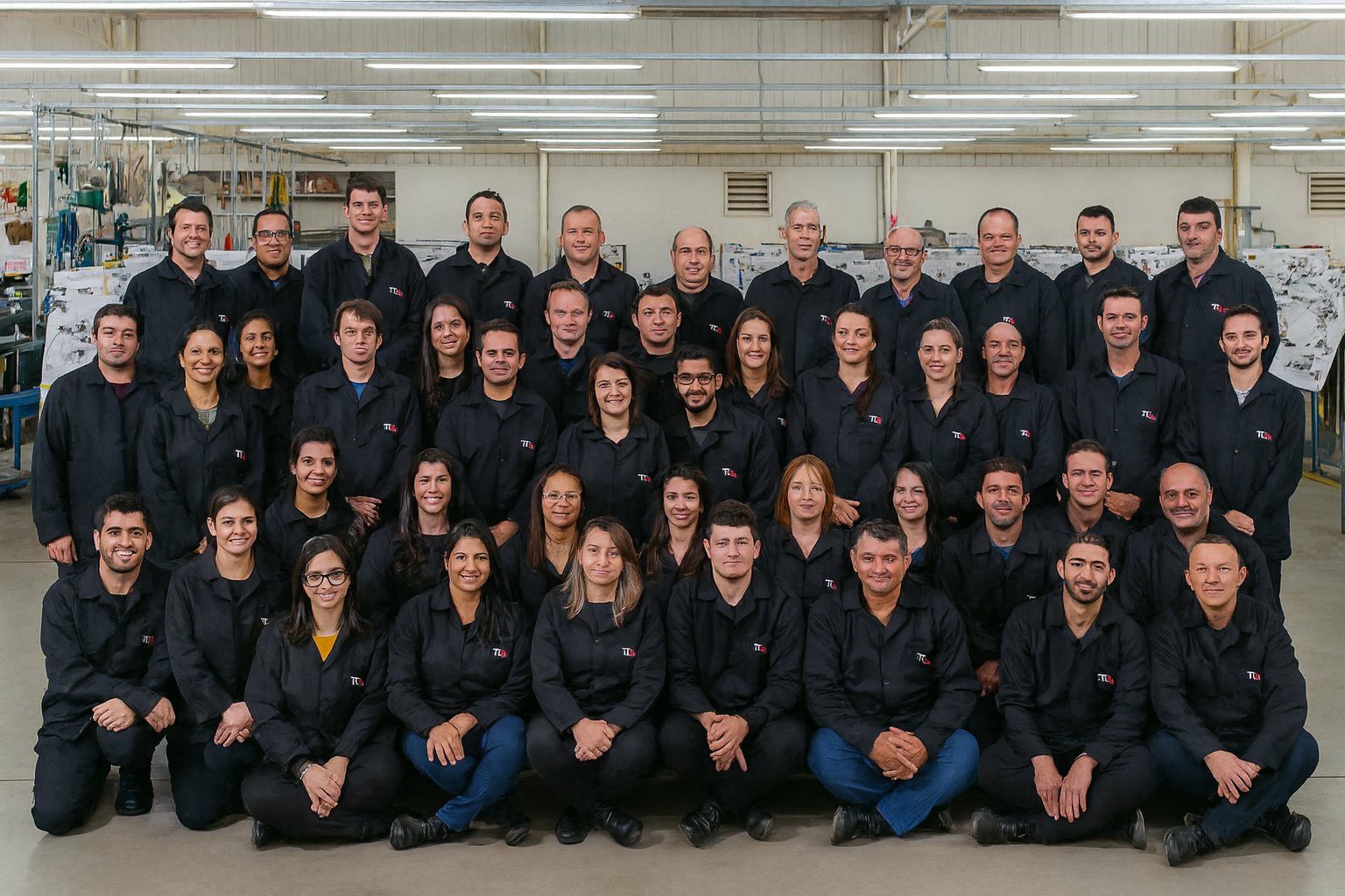 Equipe da RR Vision com o uniforme da empresa